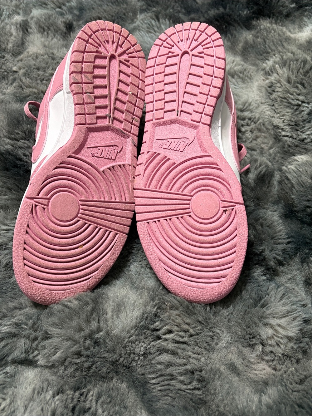 Nike Low-Top Sneakers in Pink and White - Picture 4 of 4